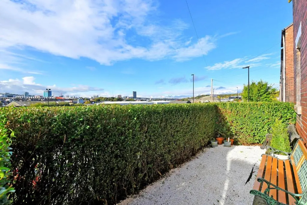 Spacious 4BR, Parking, Near Centre, Accommodates 7