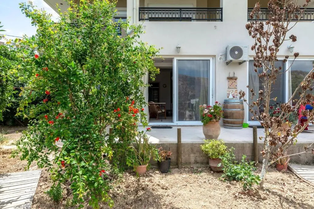 The Holiday House 1