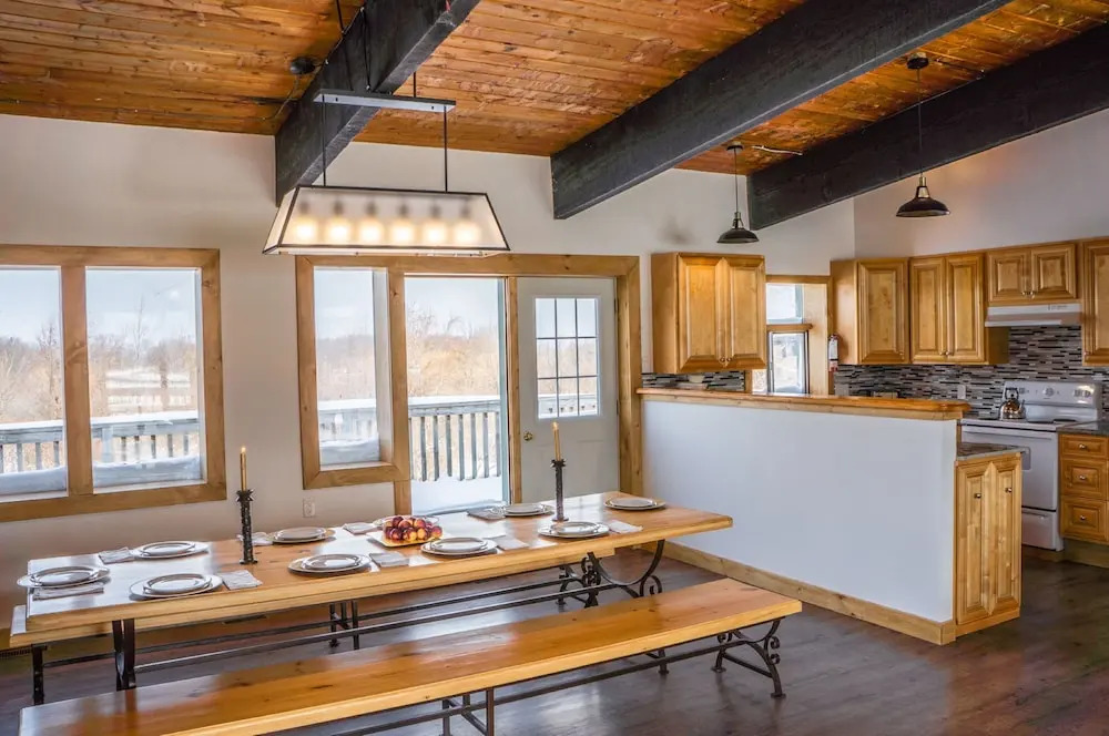 Spacious 8 bdrm Blue Mountain Cottage, Perfect for Large Groups, Private Beach, BBQ, Hot Tub, Sauna