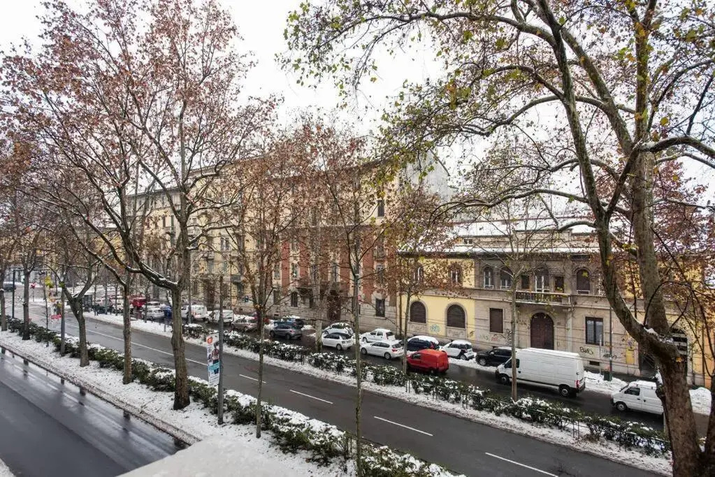 Easylife - L abbraccio dell affascinante P Romana