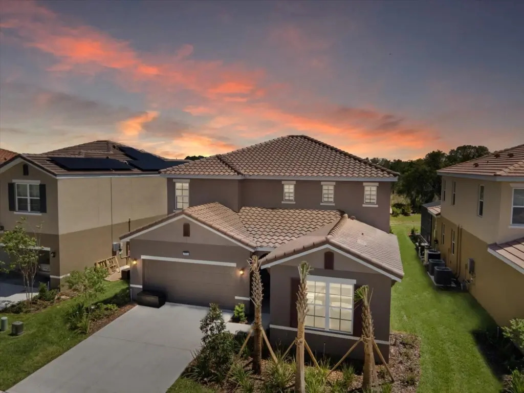 6 Bedrooms 5 Bathrooms Solterra 7623 Ol