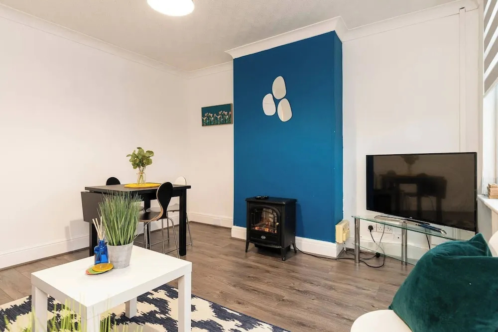 Sleek City Getaway - Walkable & Free Parking