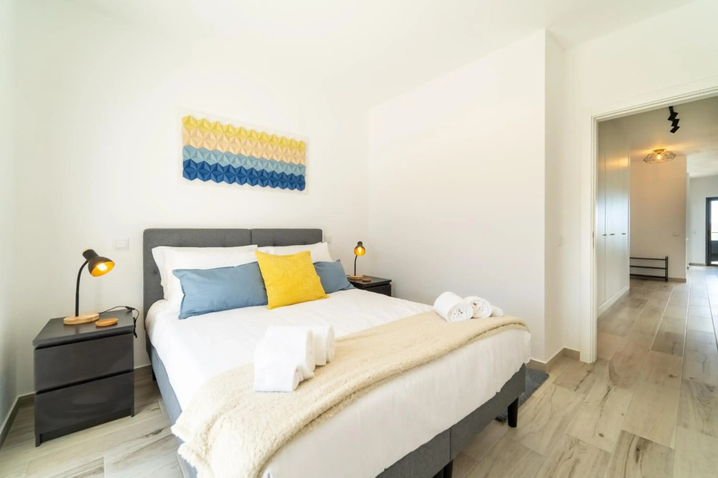 A TARAMBOLA - Walking distance to Monte Clerigo and Amoreira beaches