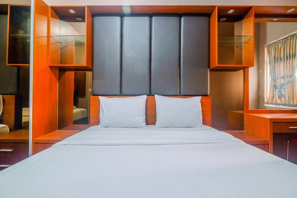 Modern 2BR Apartment for 4 Pax at Springlake Summarecon