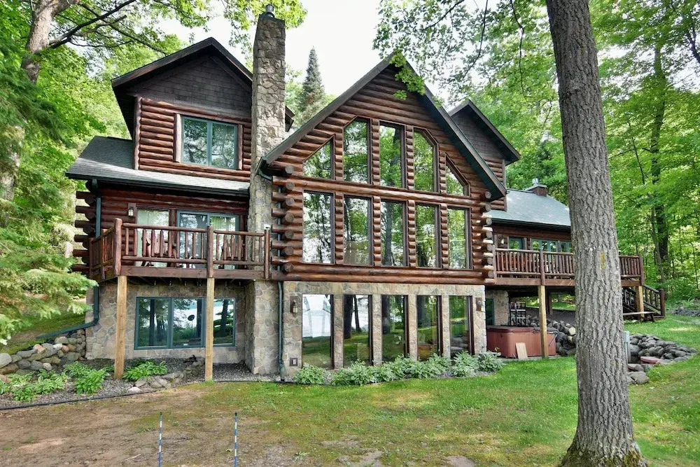Lumberjack Lodge 5 Bedroom Home by RedAwning