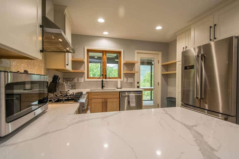Mountain View 3BR w Sunroom Close to Ski Trails
