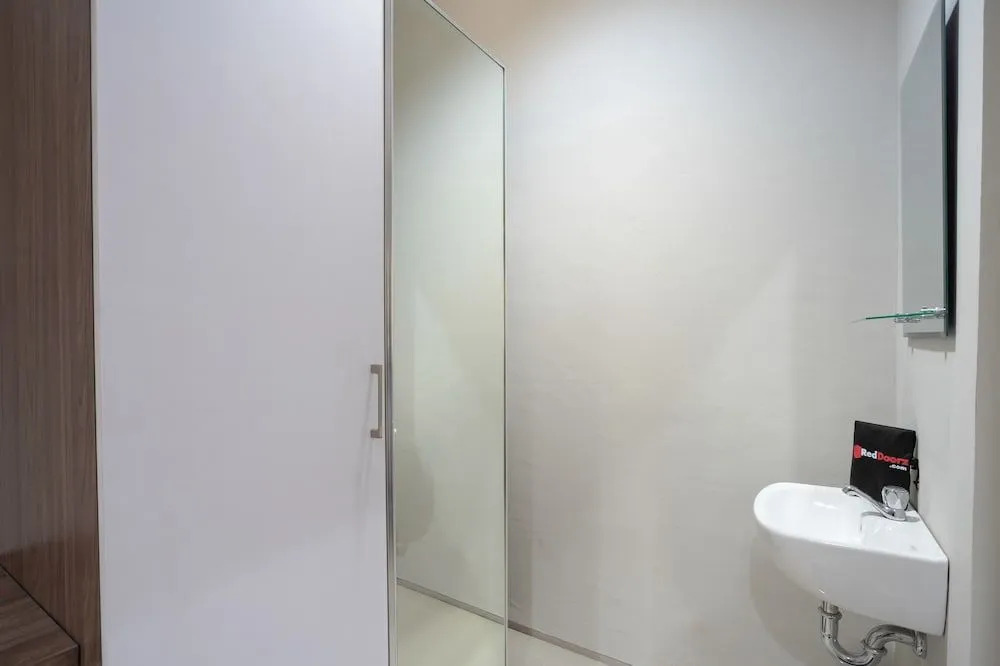 RedDoorz near JIEXPO Kemayoran