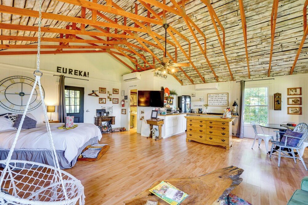 1 Mi to Downtown Eureka Springs: Studio Retreat