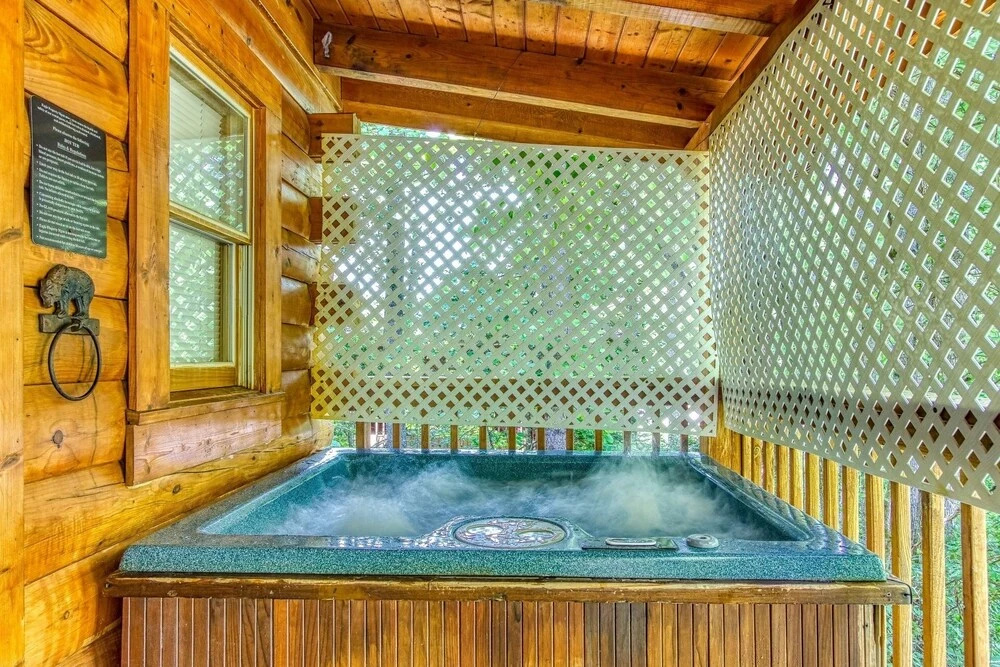 Cupid's Hideaway - Convenient To Downtown Gatlinburg And The National Park! 1 Bedroom Cabin by RedAwning