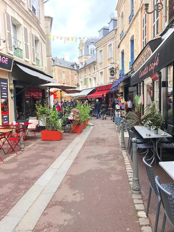L IDEAL 56 (RDC sur rue) dans Triangle d Or (plage et casino à 300m)