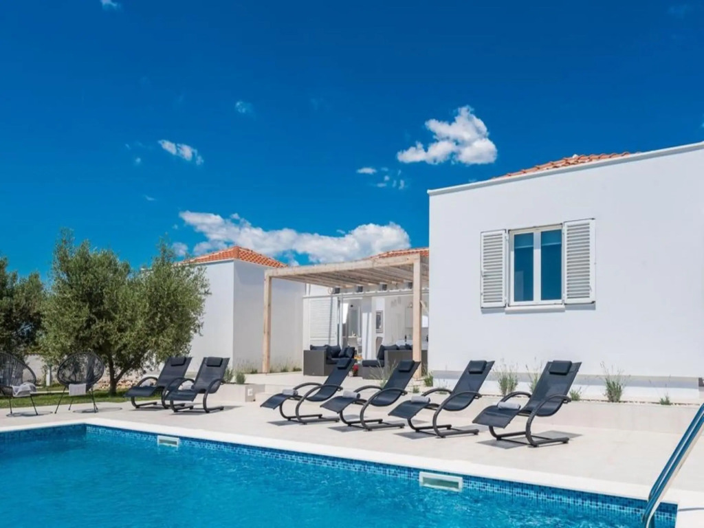 Luxurious Villa in Debeljak with Swimming Pool