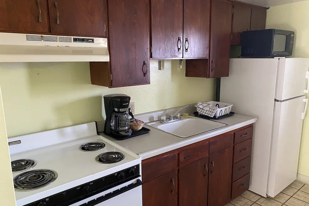 Desert Grove Inn and Suites