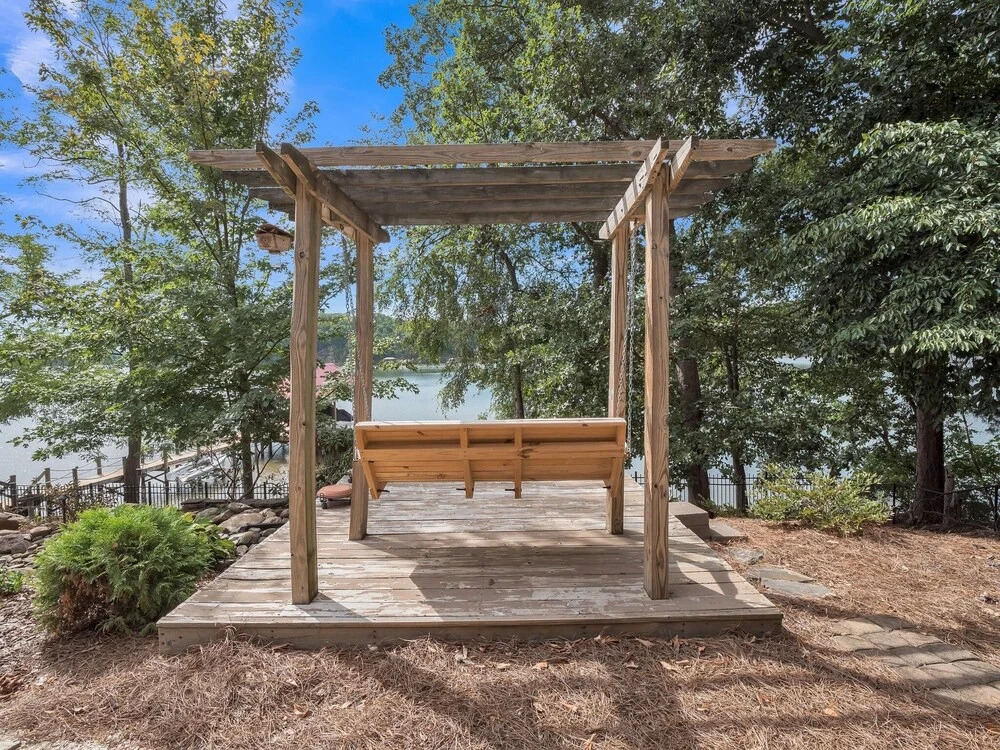 Extraordinary Lake Front Home With Boat Dock , Private Deck And Fire Pit 3 Bedroom Home by Redawning