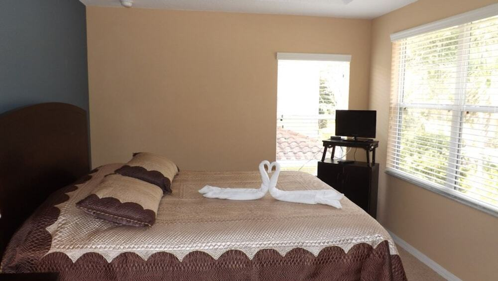 4 Br Compass Bay Sleeps 8 - Fld 3277