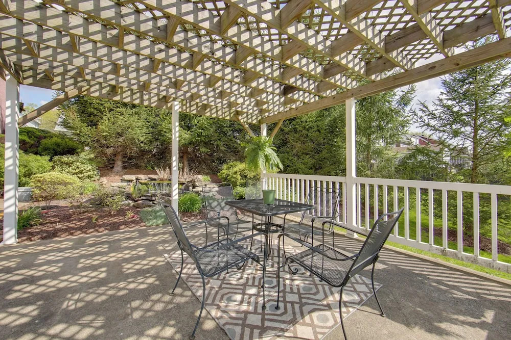 Conference Center & Pond: New Kensington Apartment