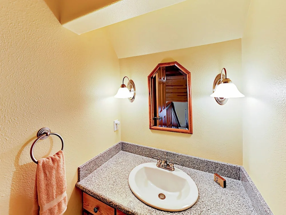 3br/2.5ba Lake  3 Bedroom Home