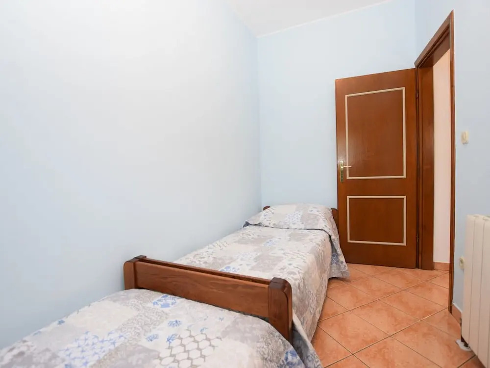 Apartment Only 100m From the Beach With a Barbecue Area and Fenced Garden, Wifi