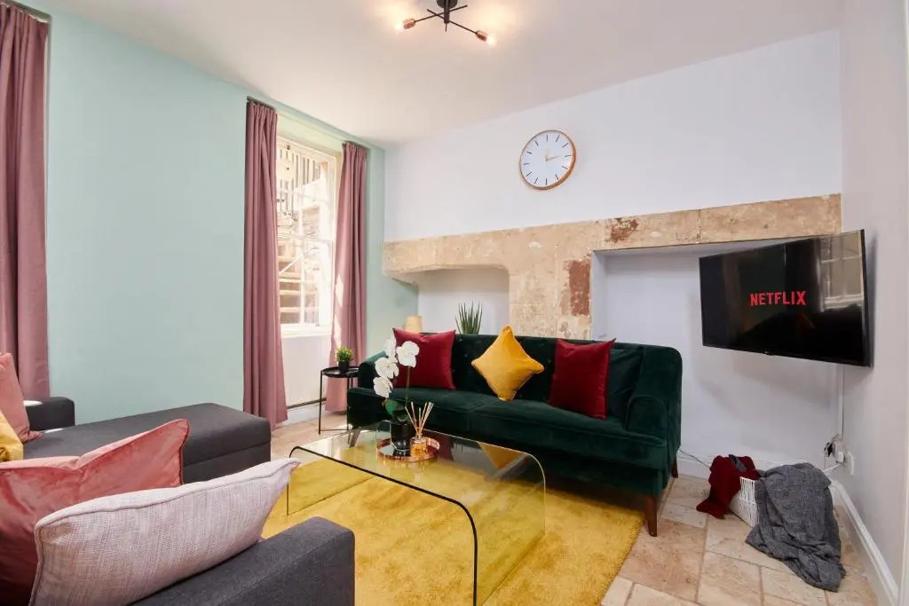 Elegant Apartment in Bath with Garden Sleeps 8 by PureStay