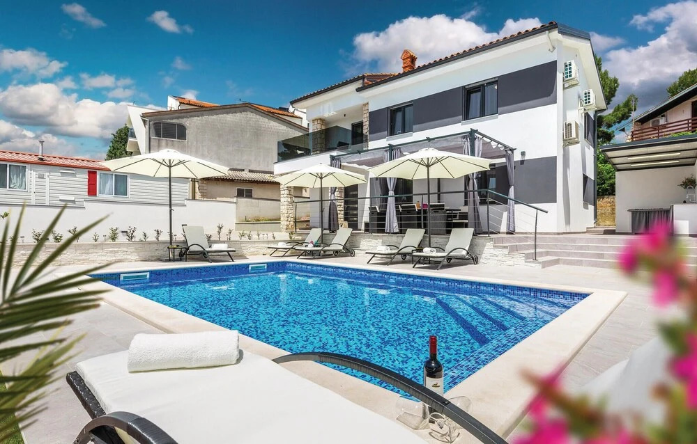 Awesome Home in Banjole With Outdoor Swimming Pool, Wifi and 3 Bedrooms