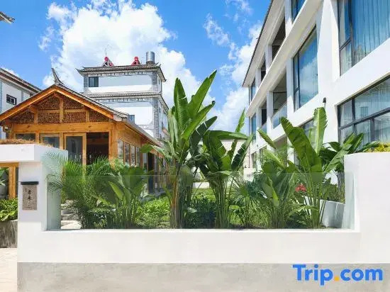 Huaqin · Bali Retreat Wild Luxury Courtyard | 1‑Min Walk to Erhai Lake (Cai Village)