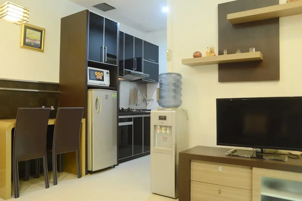 Near Shopping Center 1BR Cosmo Residence Apartmen
