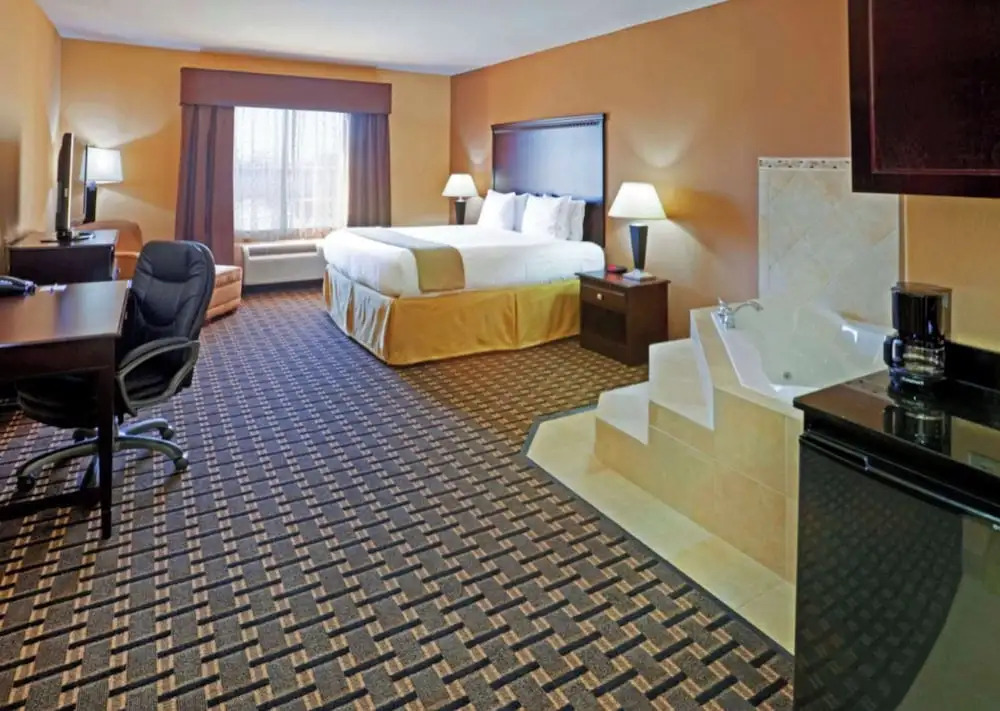 Holiday Inn Express Dallas Central Market Center