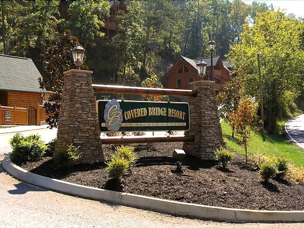Mountain Paws Retreat 5 Bedroom Home with Hot Tub