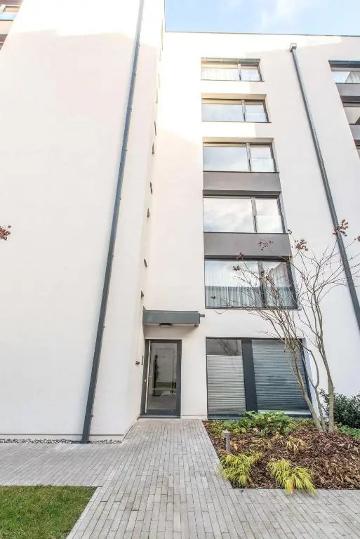 Quiet & new apartment near city center with garage