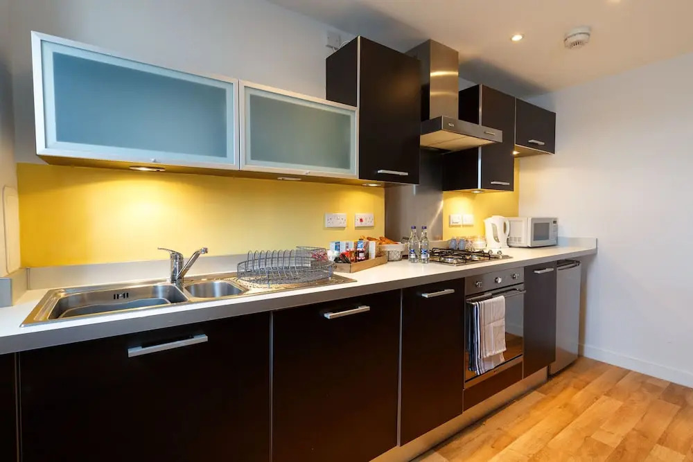 Luxury Apt. Next to Station