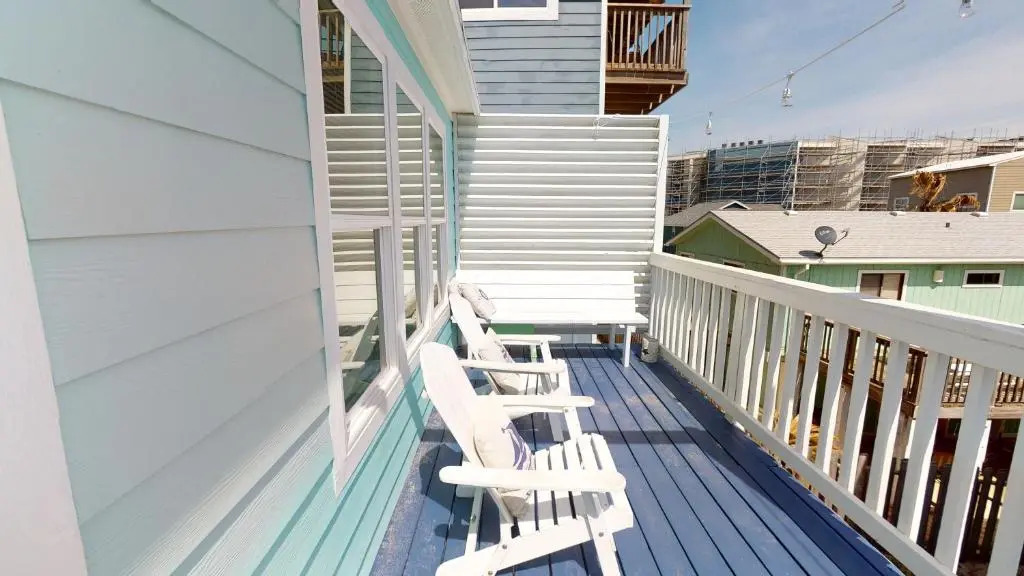 LP19 Well Appointed Beach House, Boardwalk, Glimpse of Ocean from Deck