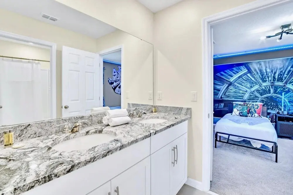 7BR Family Home - Star Wars Princess Theme - Sleeps 14 - w Pool Hot Tub Games