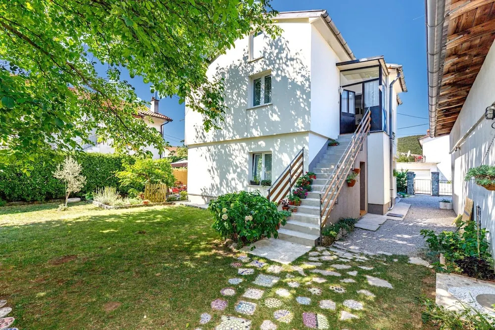 Cozy Home with Private Garden - Happy Rentals