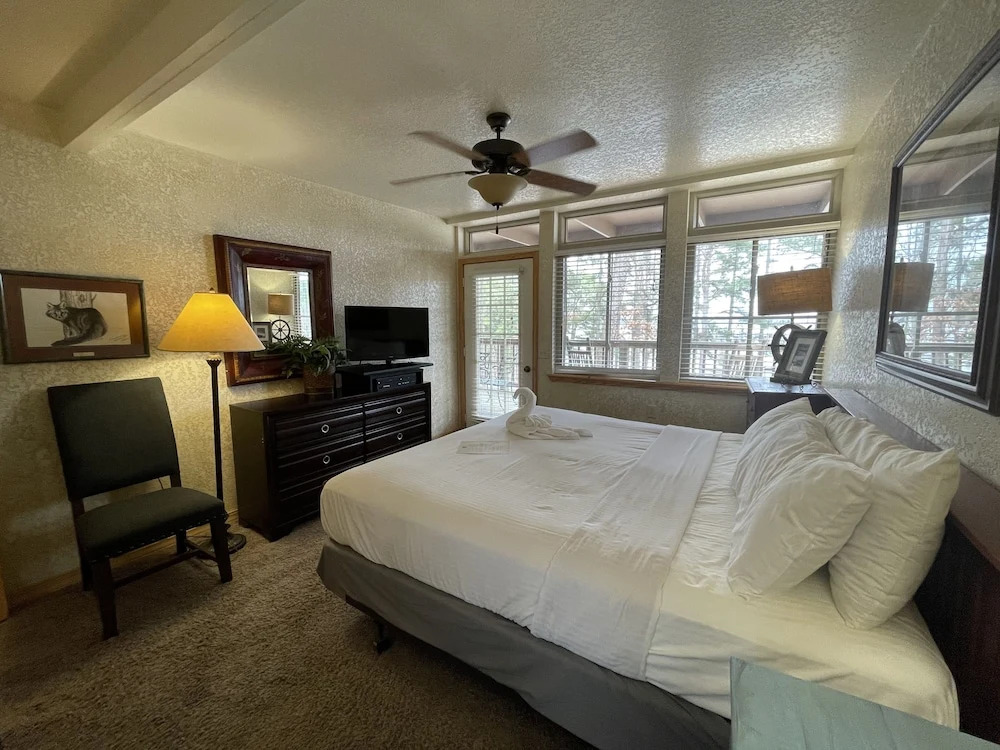 C3 - Mountain Harbor Lodge cottage on Lake Ouachita