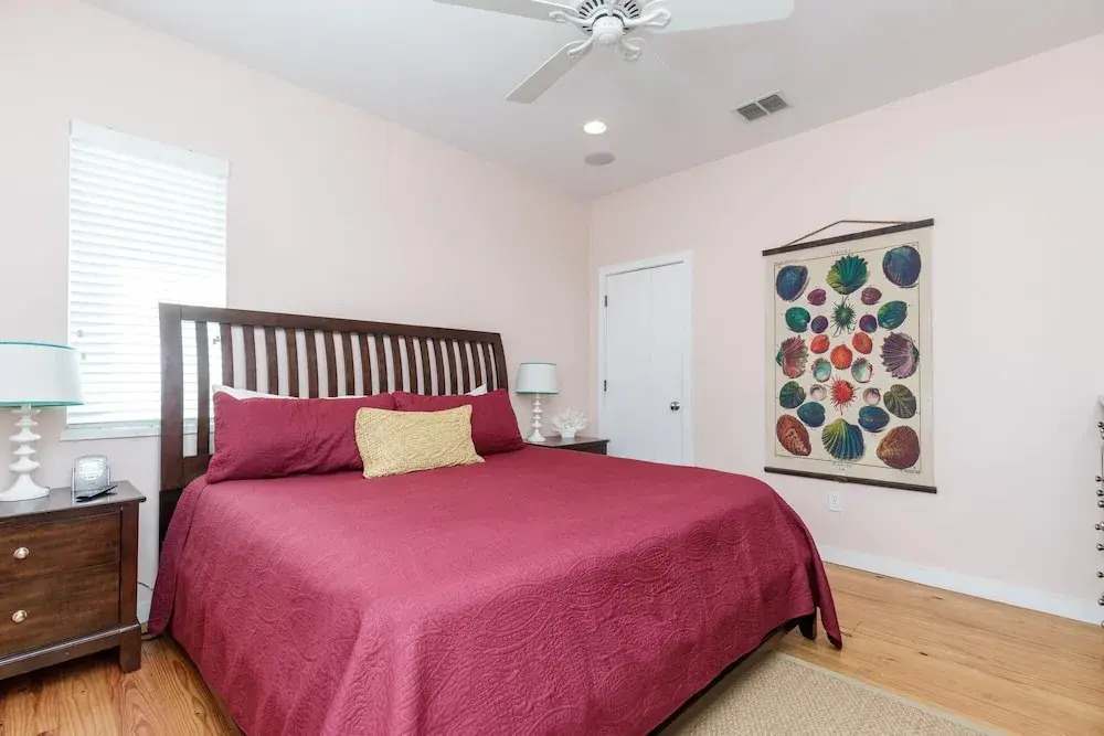 The Mermaid Inn - 4BR in Heart of Downtown Port A