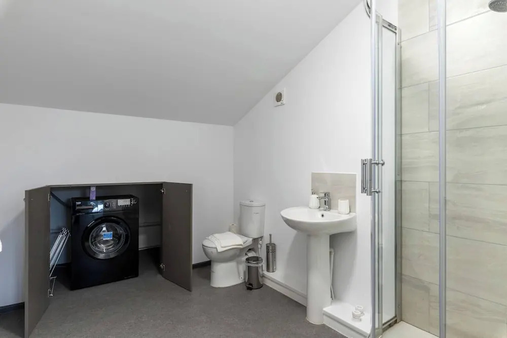 The Elderns Spacious 2BR Netflix Parkingshops