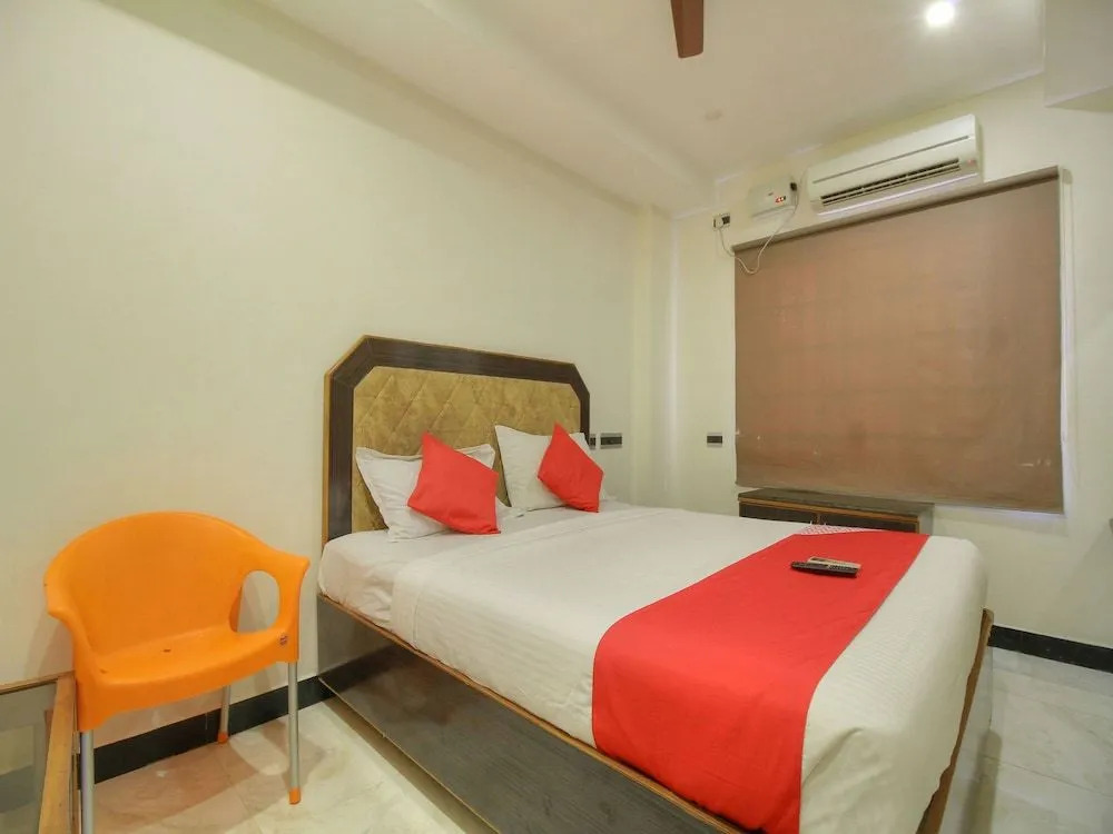 OYO 15948 Hotel Srees