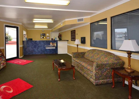 Econo Lodge East