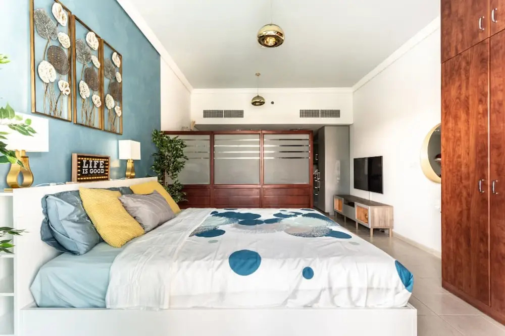 Family Studio Steps Away From the Metro