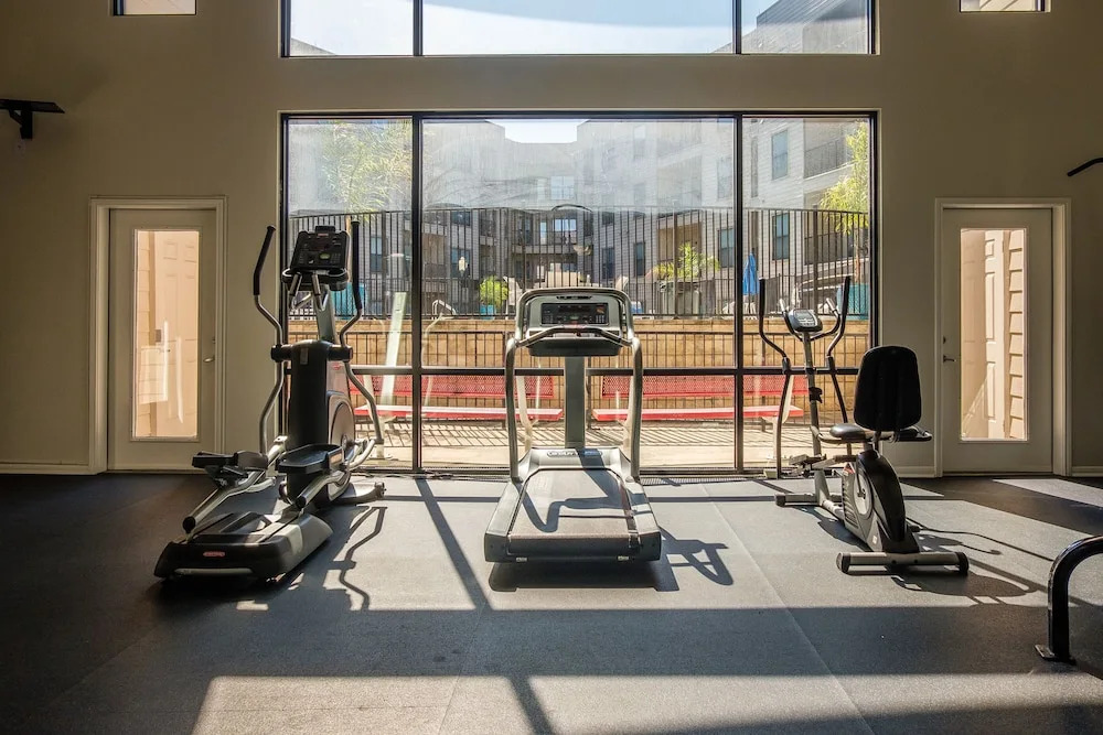 1 and 2 BR Apts in Downtown by Frontdesk
