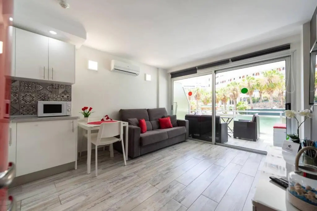 Luxury apt 1 MINUTE from the Beach of the Dunes