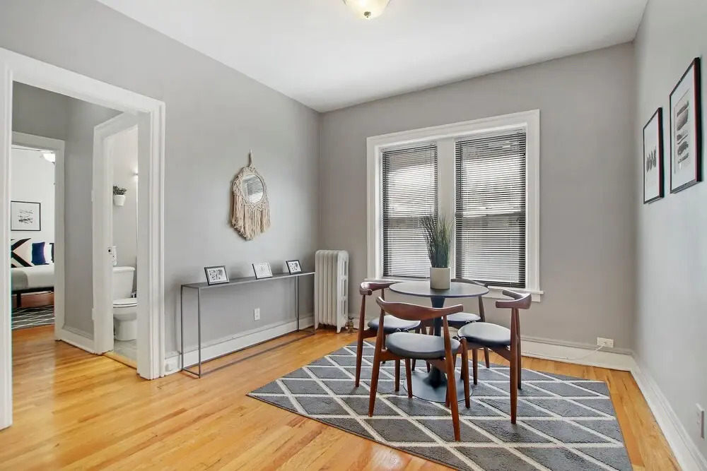 Private 1BR Apt near Shops in Lakeview