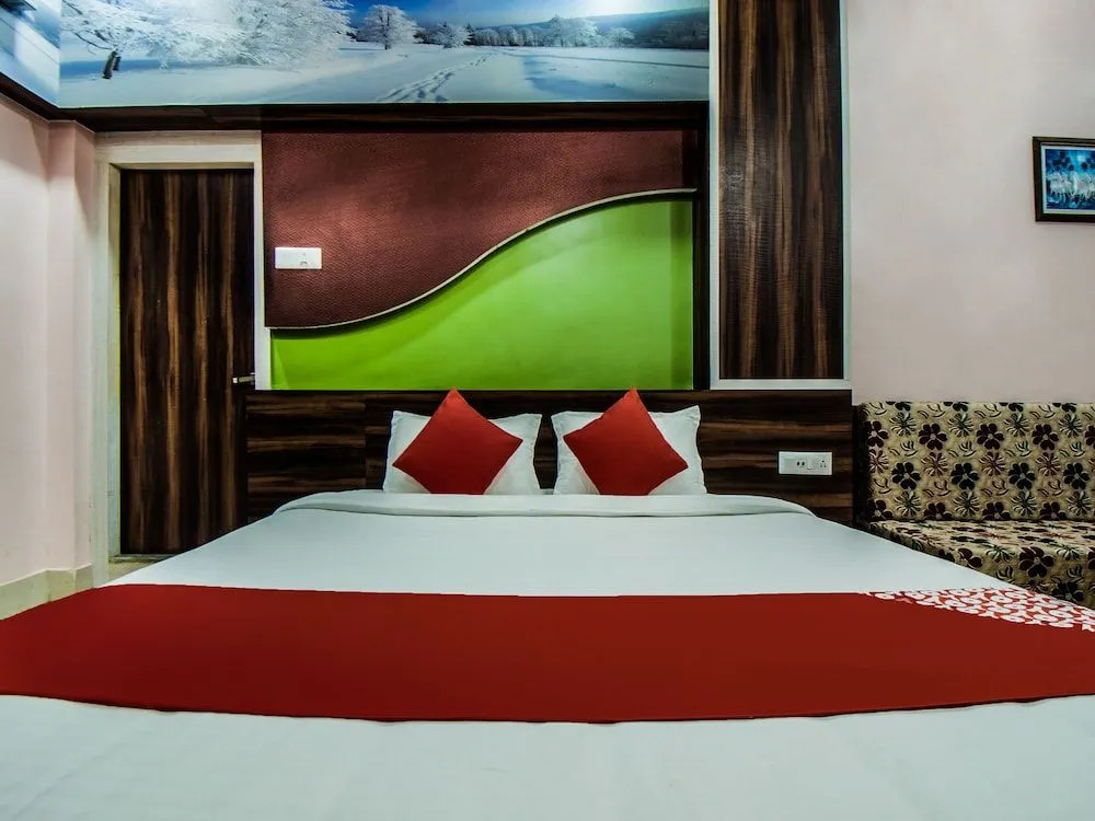 Oyo 28557 Hotel M V International