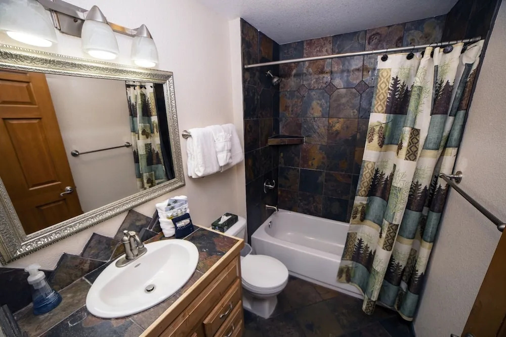 Rocky Mountain Retreat 1A- 4 bedroom/3 bath with personal hot tub offers Panoramic Mountain Views 4 Cabin