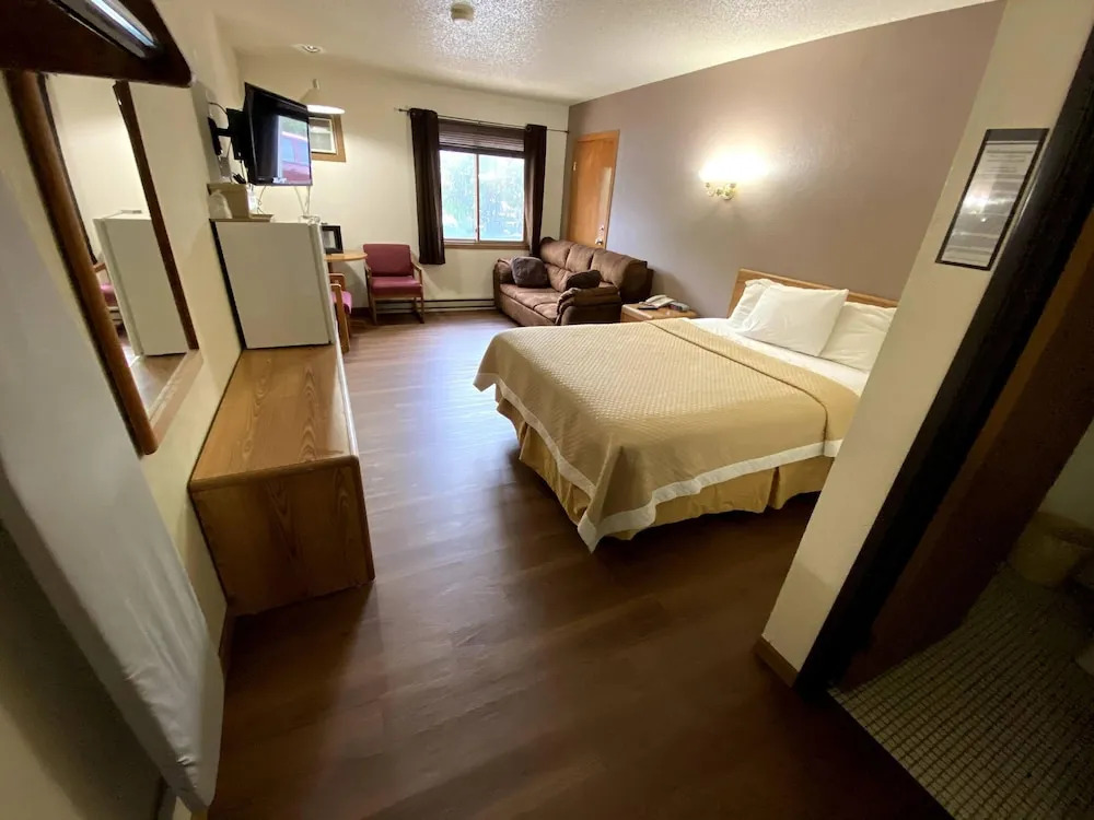 Woodland Inn & Suites