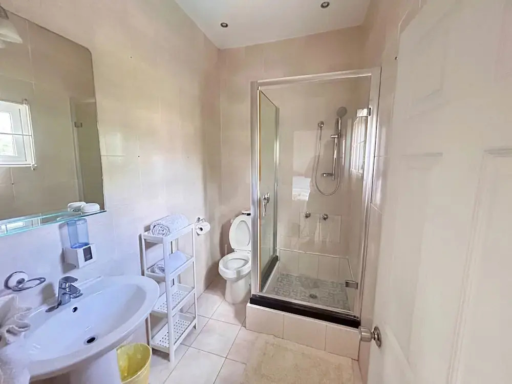 5 Bed Villa Sleeps 14 - Private Pool - Smart TVs
