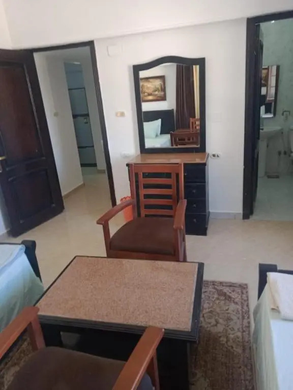 1CH1 studio 2beds ground floor sea view 114 green beach
