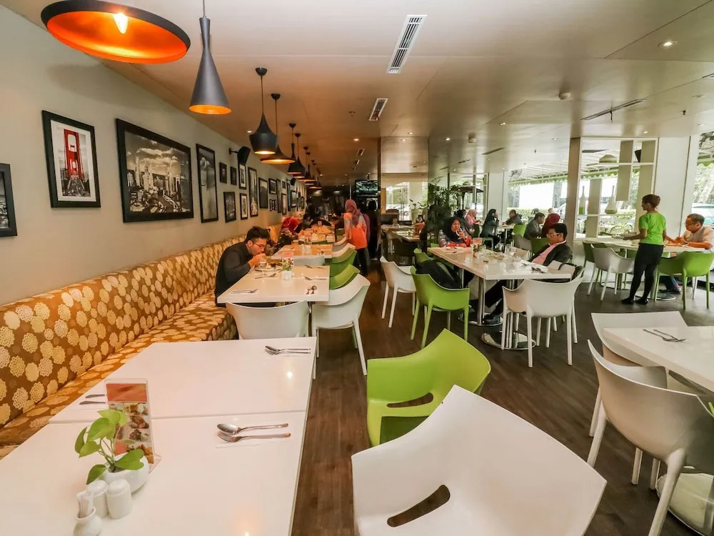 NIDA Rooms Tebet Pancoran Statue Dukuh Patra Raya