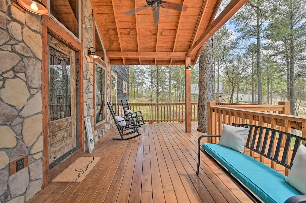 'honey's Nook' Broken Bow Home w/ Hot Tub + Decks!