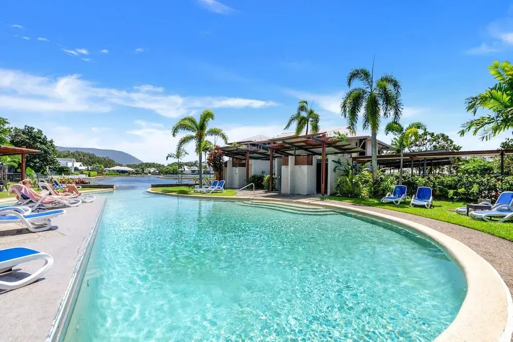 Bright 3-bedroom Beachside Stay With Pool & BBQ