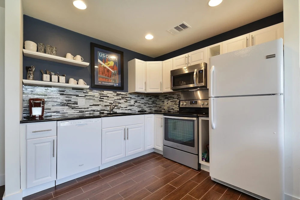 1BR Newly Built East Downtown Austin Apartment by RedAwning